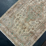 2’6 x 9’9 Classic Vintage Runner Muted Beige, Tan & Green