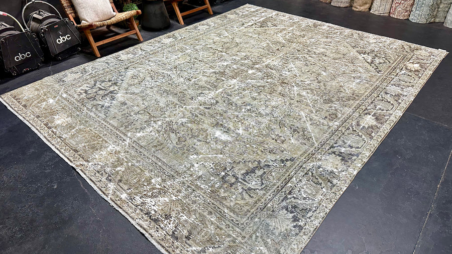 9’9 x 12’9 Classic Vintage Rug Muted Moody Greige & Graphite