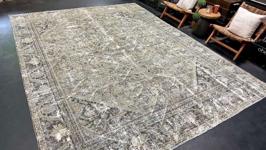 9’9 x 12’9 Classic Vintage Rug Muted Moody Greige & Graphite