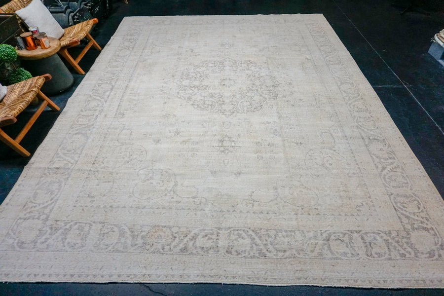 9’11 x 13’5 Classic Vintage Oushak Rug Muted Beige and Aubergine