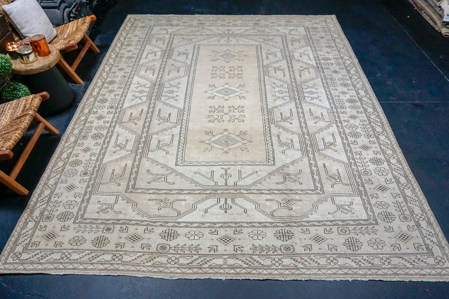 8’6 x 11’6 Classic Vintage Rug Muted Beige + Gray
