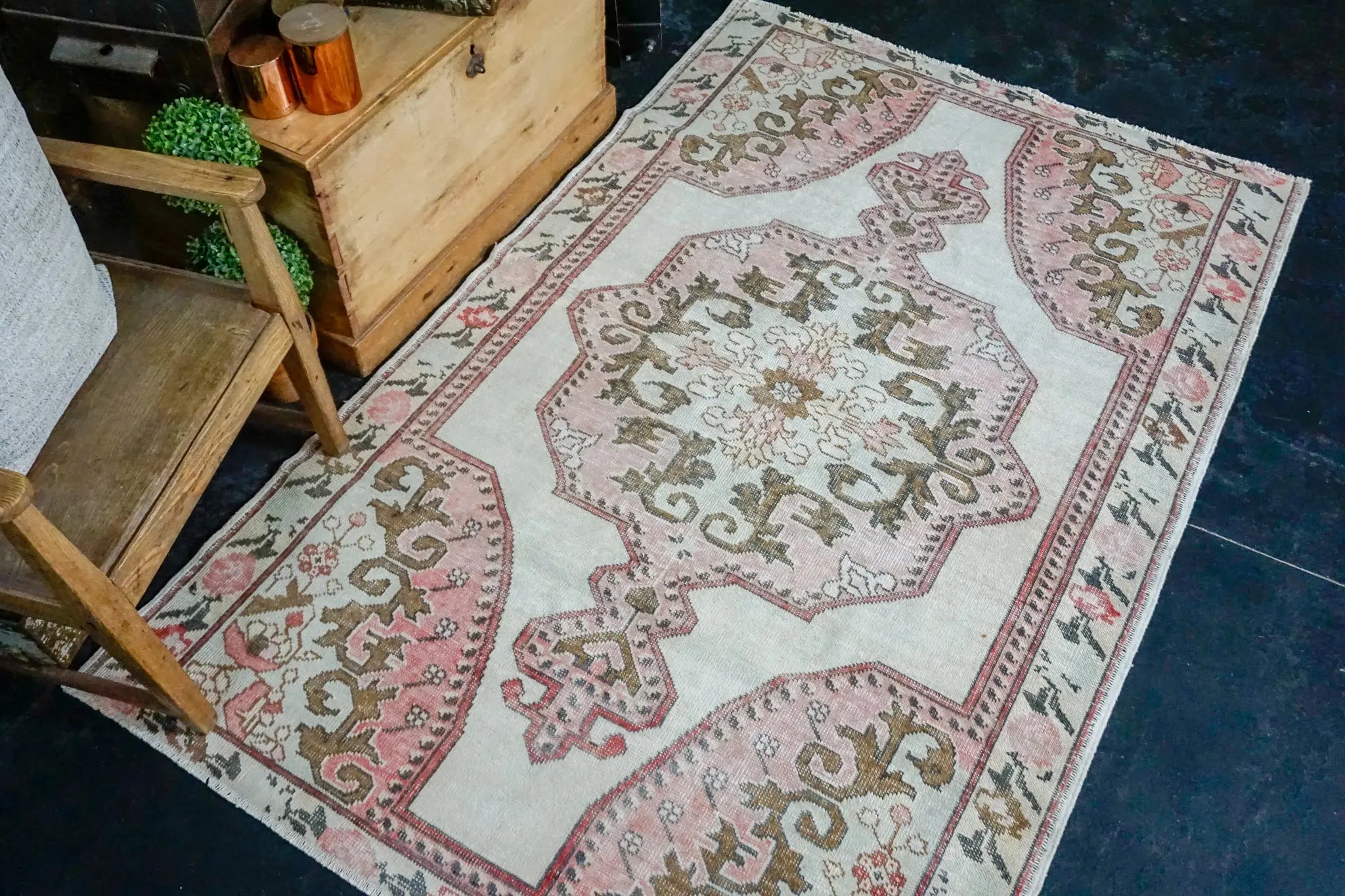4’6 x 7’ Oushak Rug Muted White, Bronze and Pink Vintage Rose Carpet '2952 Linda's Barn
