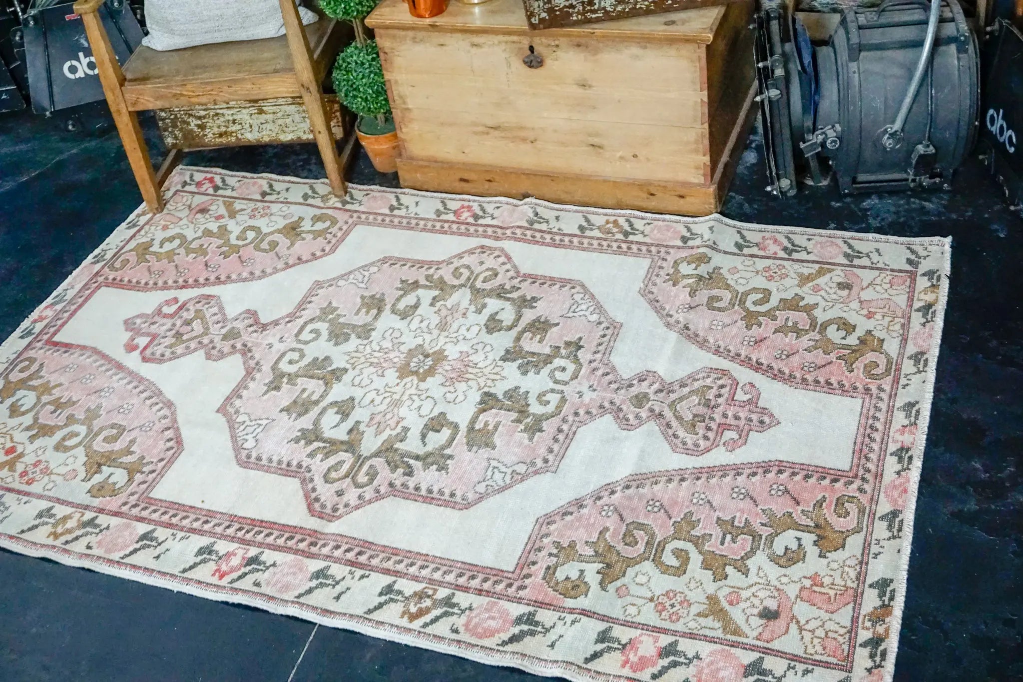 4’6 x 7’ Oushak Rug Muted White, Bronze and Pink Vintage Rose Carpet '2952 Linda's Barn