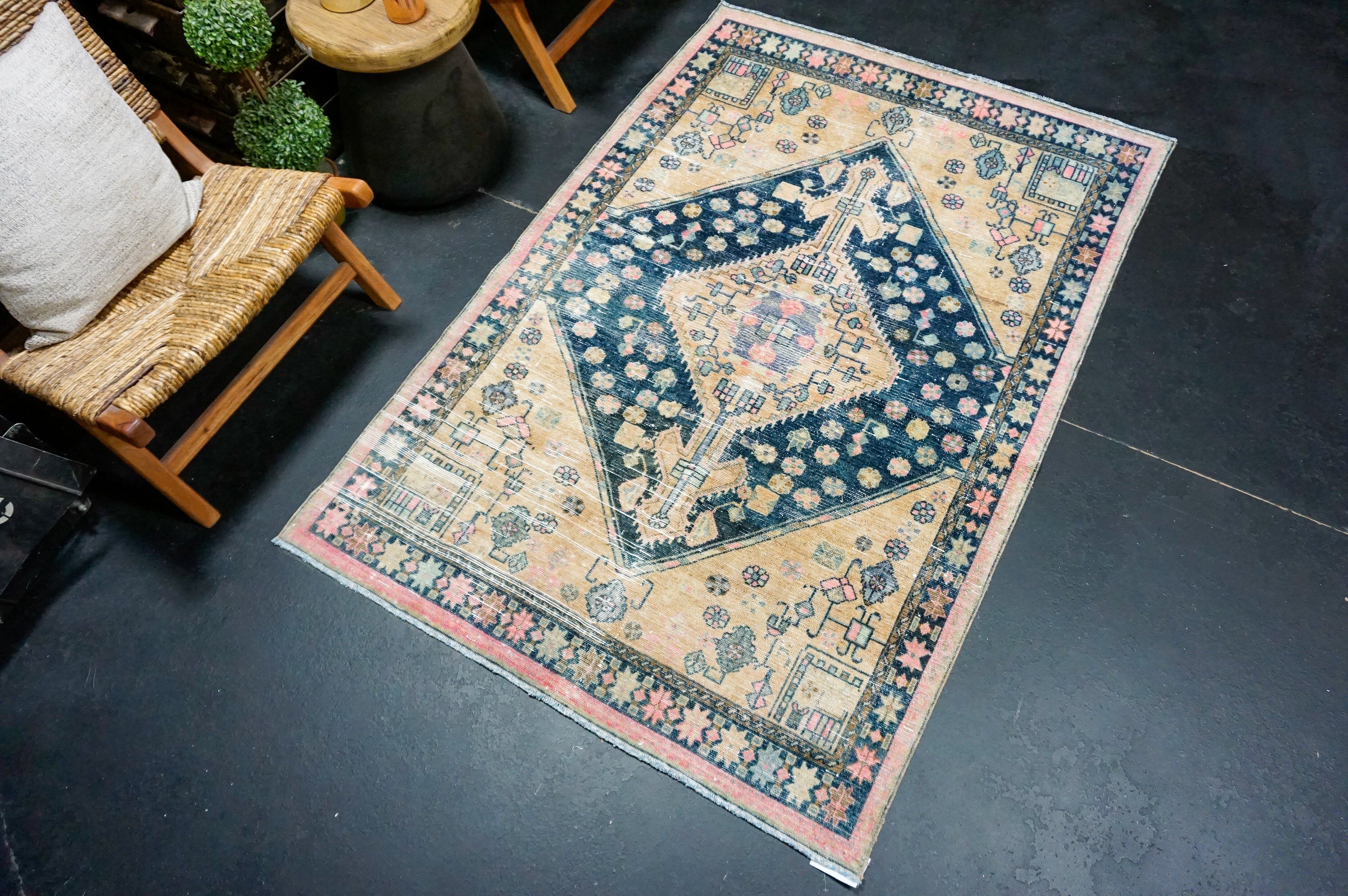 4’2 x 6’4 Classic Vintage Rug Muted Indigo Blue, Beige & Pink '5068 Linda's Barn