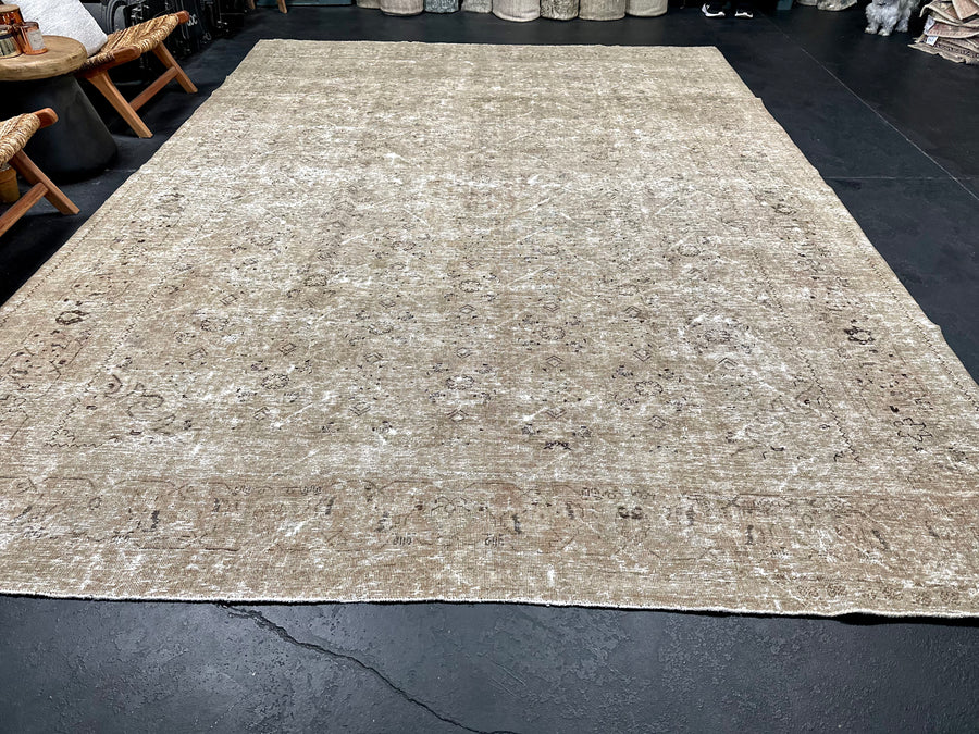 9’4 x 12’8 Classic Vintage Carpet Muted Beige, Gray & Green SB