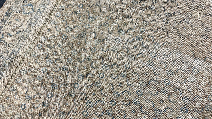 9’9 x 13’2 Classic Vintage Rug Muted Gray-Beige, Dark Camel + Denim