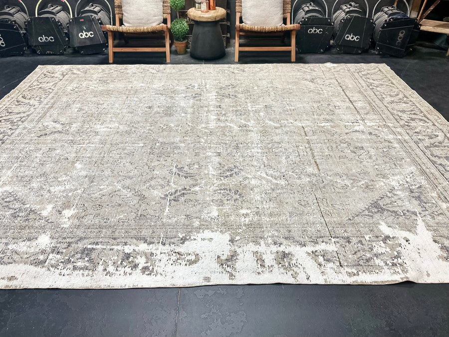 9’ x 11’10” Classic Vintage Rug Muted Gray + Chocolate
