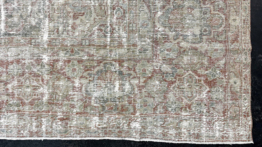 9’10 x 13’6 Classic Antique Rug Muted Red, Gray & Blue