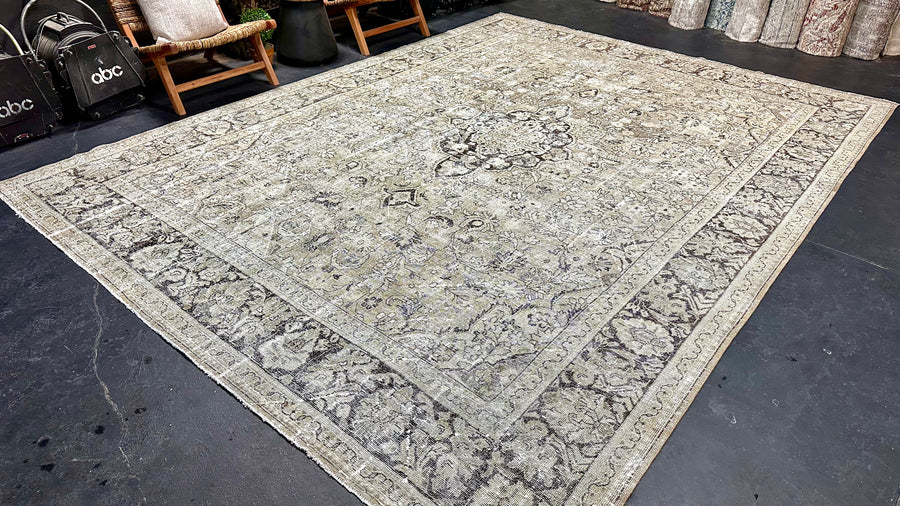 9’5 x 12’9 Classic Antique Rug Muted Black, Sage & Gray