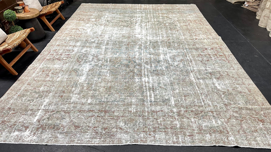 9’10 x 13’6 Classic Antique Rug Muted Red, Gray & Blue