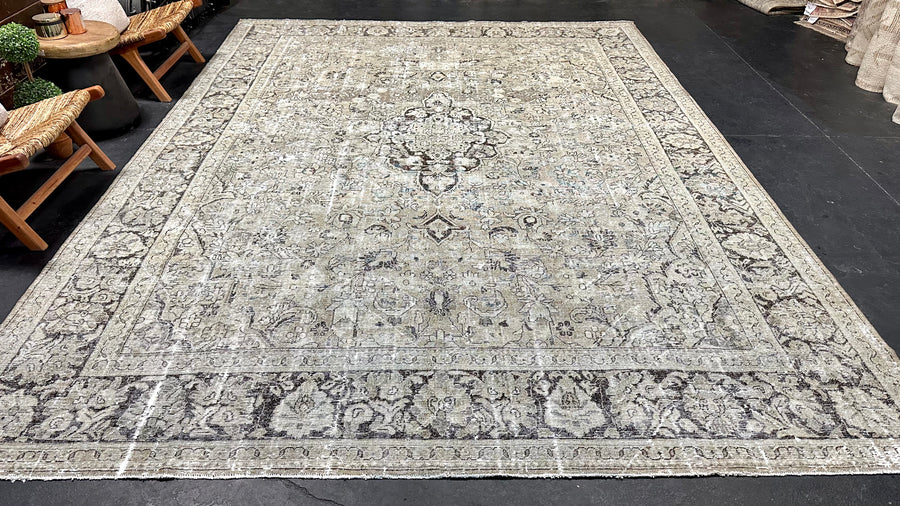 9’5 x 12’9 Classic Antique Rug Muted Black, Sage & Gray