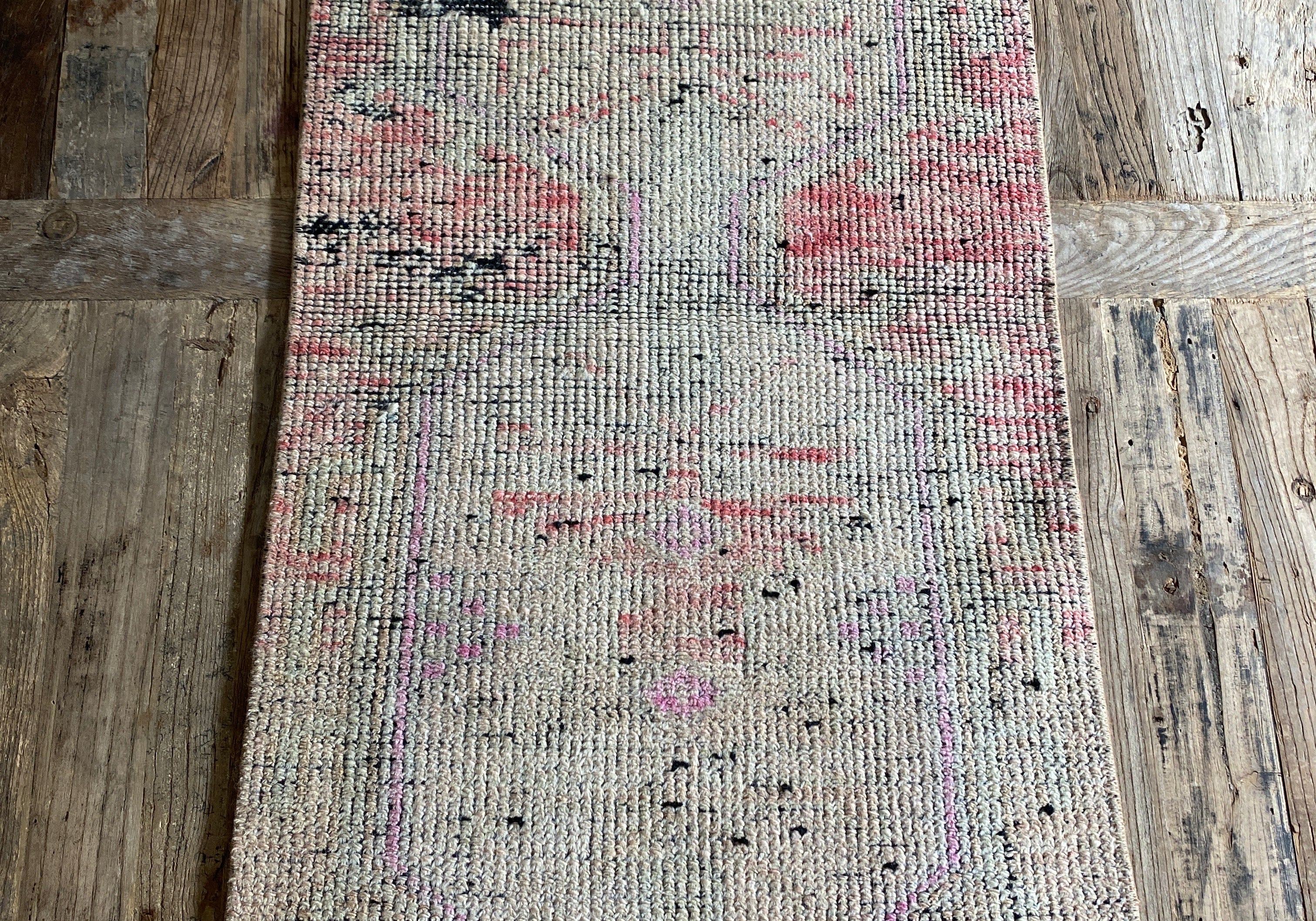 1’10 x 3’10 Vintage Turkish Herki Rug Muted Beige, Coral & Black '3861 Linda's Barn