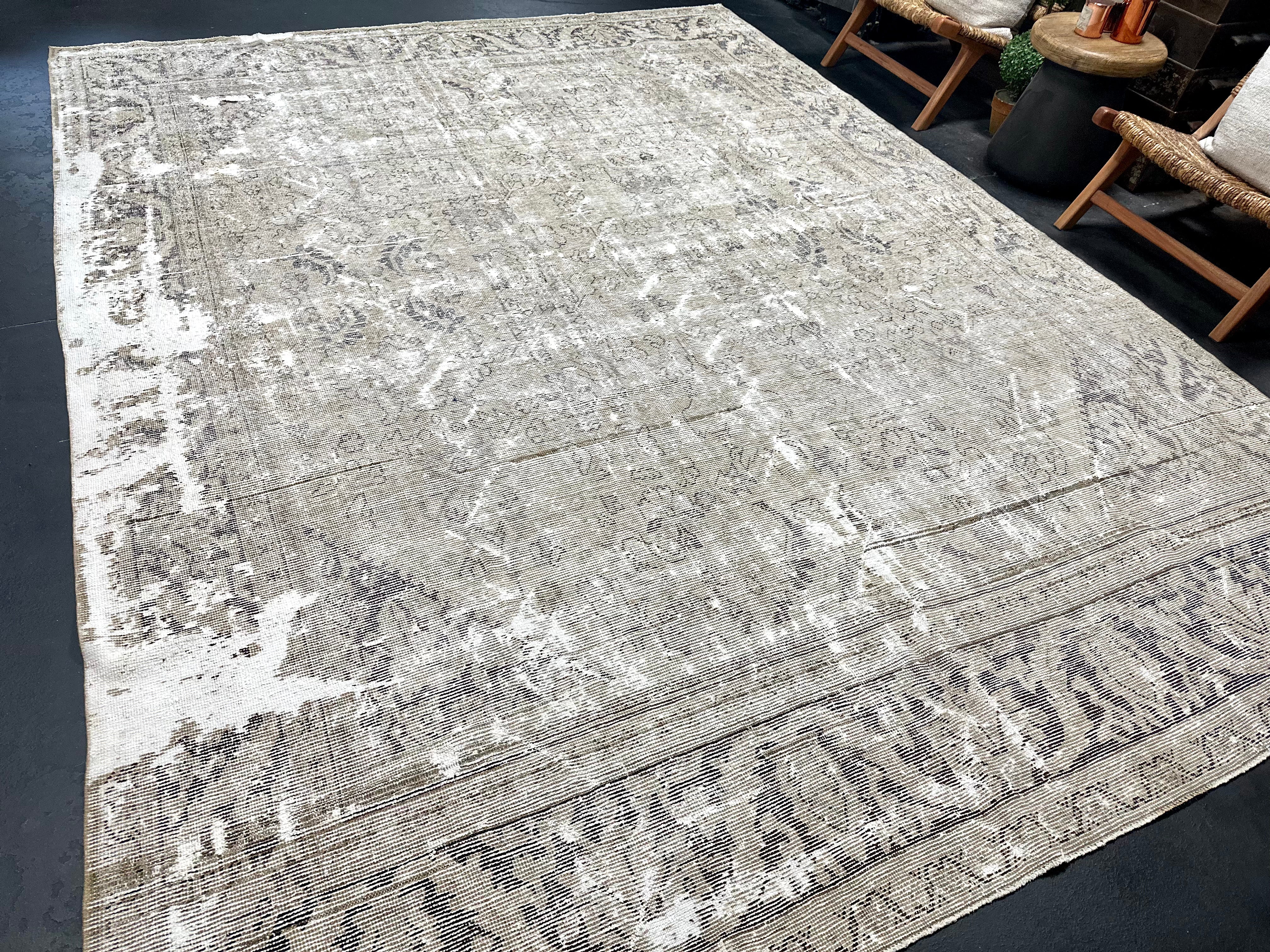 Muted Grey Rug 9’ x 11’10” Classic Vintage Rug Muted Gray + Chocolate '5267 – Linda's Barn