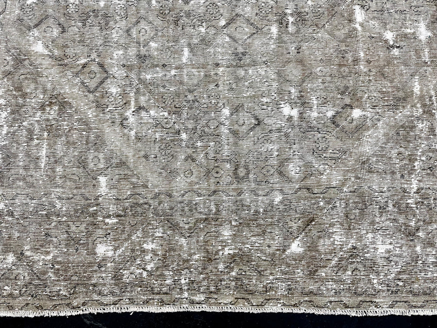 8’10 x 11’9 Classic Vintage Carpet Muted Gray, Espresso & Green SB