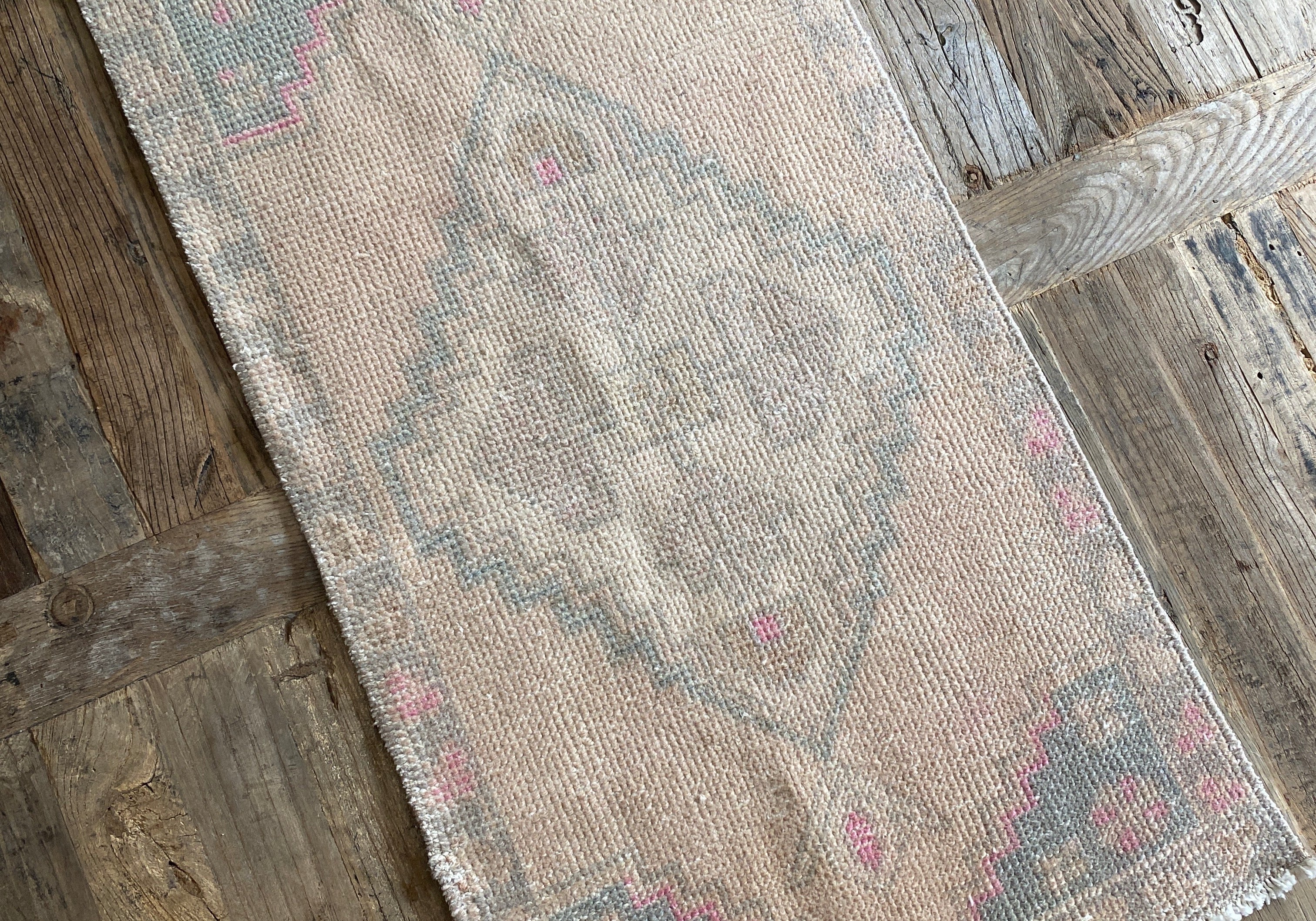 1’7 x 3’ Vintage Oushak Runner Muted Gray, Peach & Beige '5214 Linda's Barn