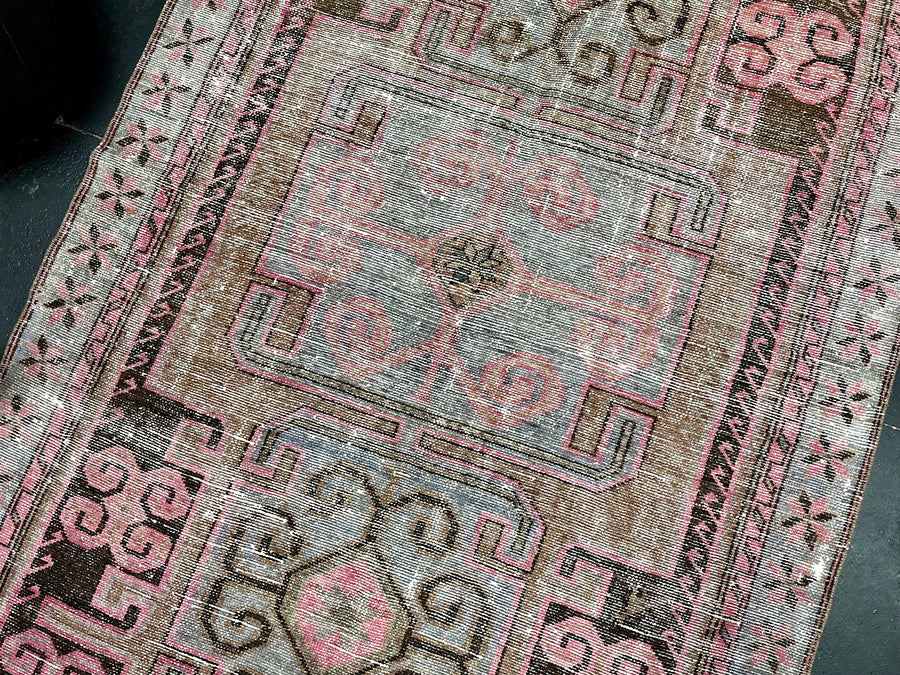 4’3 x 7’ Classic Vintage Rug Muted Periwinkle Blue & Pink